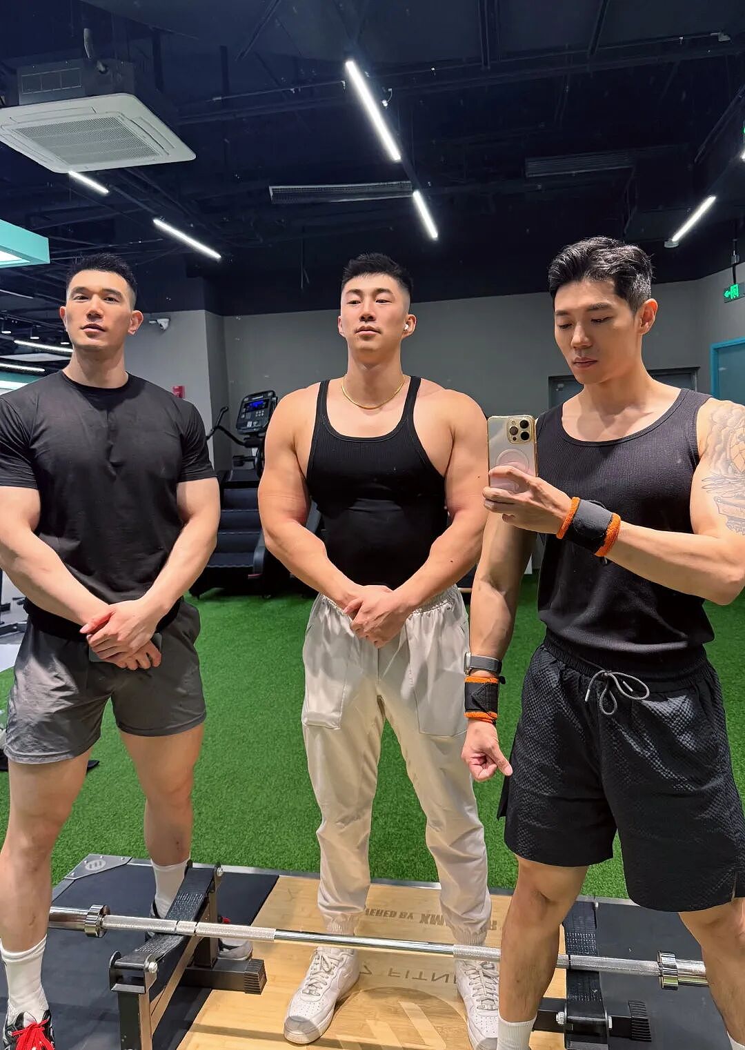 【帅哥】直男交友的日常和朋友约会只去健身，每次拍照嘴上不说都暗暗使劲（组图） - 6