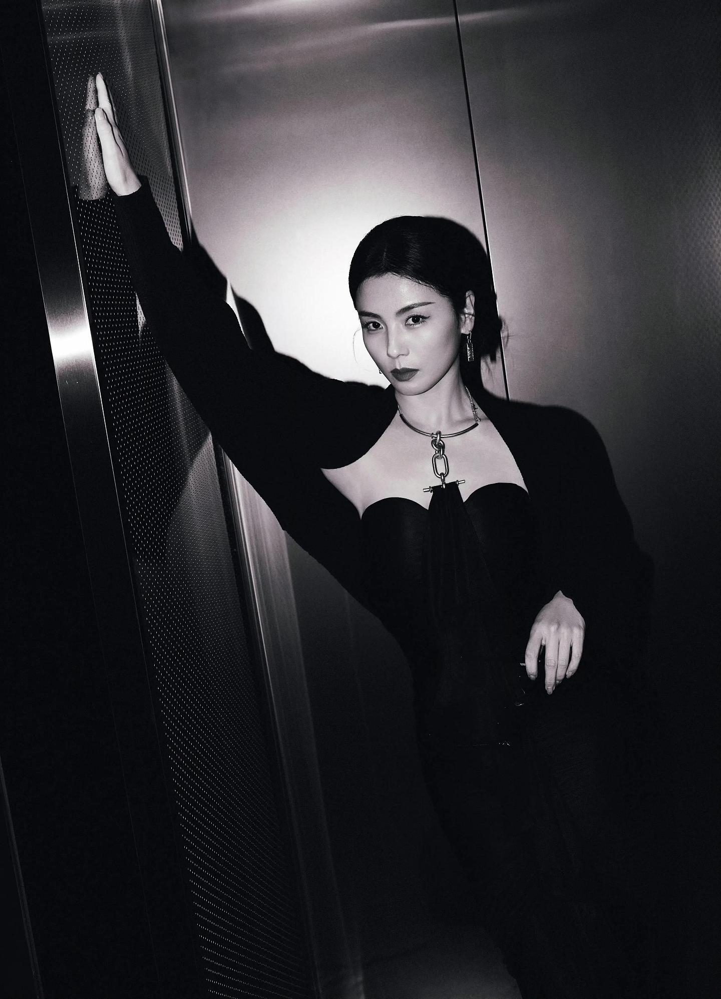 【美女】来看看刘涛性感抹胸写真（组图） - 10