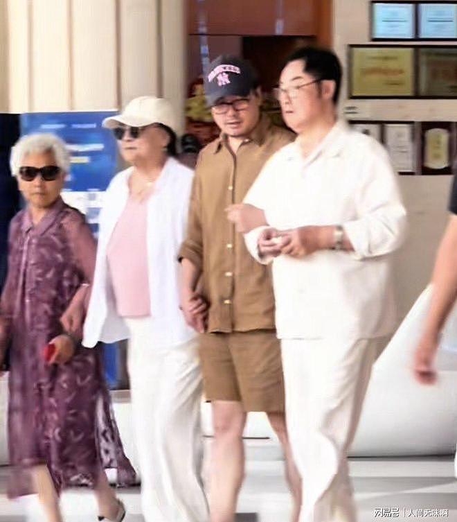 沈腾携姐出行，母亲白发比父亲硬朗，三亚购房养老父母（组图） - 4