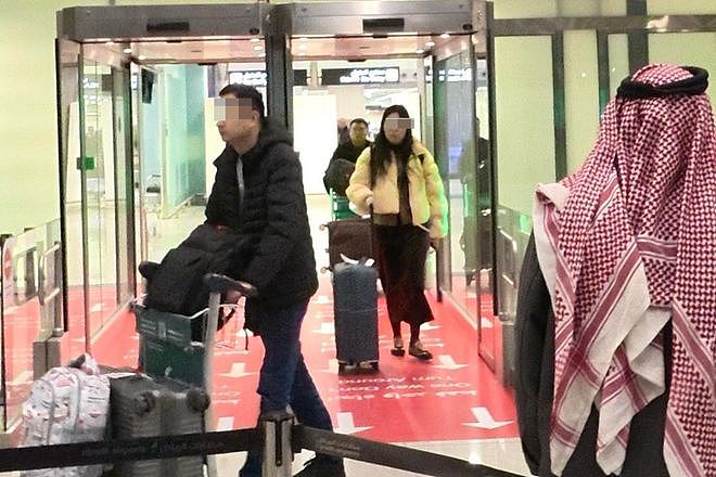 中国航司重启中东航线，首架航班落地沙特利雅得，乘客：局势稳定就回来上班（组图） - 1