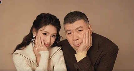 冯小刚夫妇现身洛杉矶！开特斯拉当司机、逛华人超市买菜包饺子，生活太真实（组图） - 1