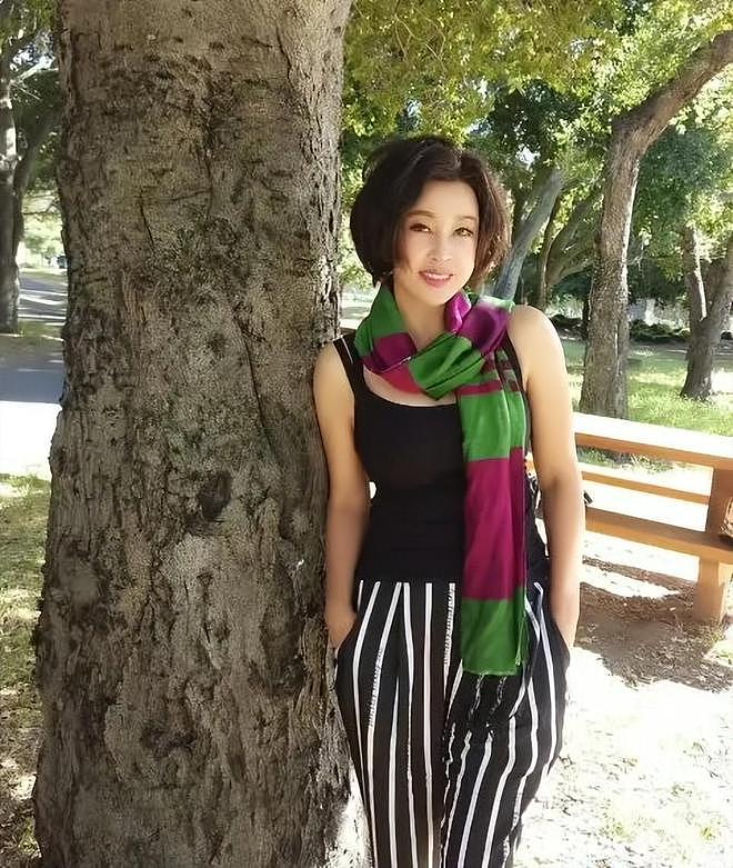 刘晓庆穿红裙和小鲜肉依偎在一起!相差几十岁,嫩得如同龄人(组图) - 5