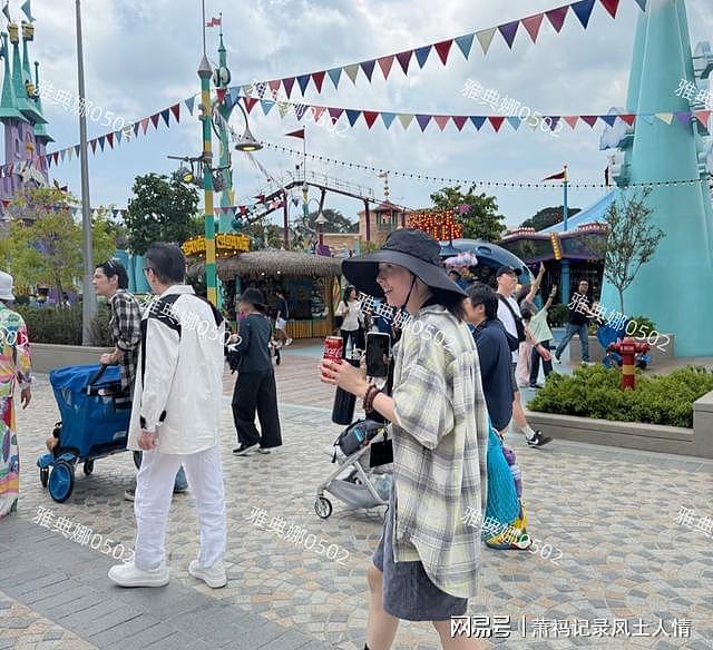 环球影城偶遇向佐一家，郭碧婷又高又白很女神向太打扮鲜艳气场强（组图） - 2