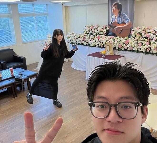 袁惟仁葬礼告别仪式：儿女在灵堂内玩自拍，手拿奶茶微笑拍照（组图） - 5