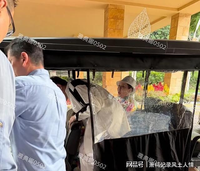 环球影城偶遇向佐一家，郭碧婷又高又白很女神向太打扮鲜艳气场强（组图） - 4