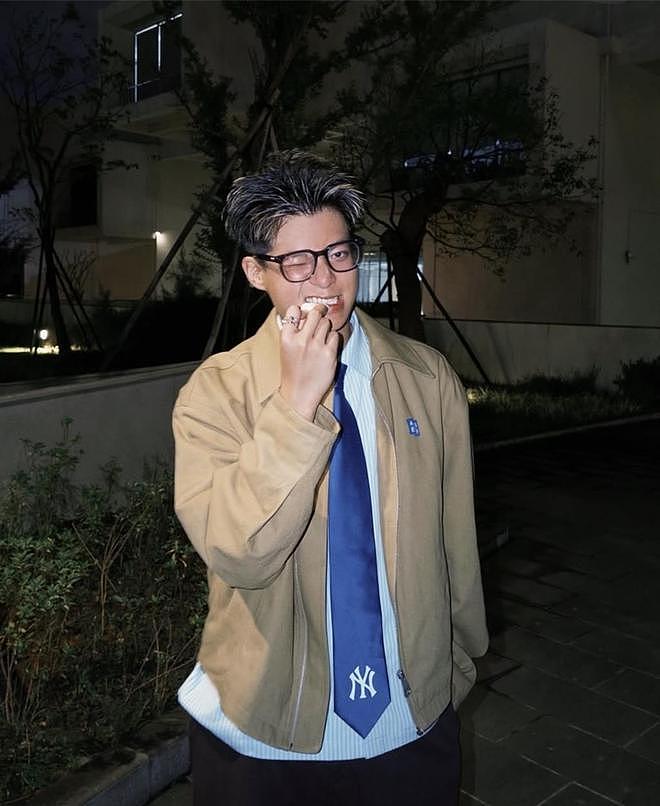 袁惟仁葬礼告别仪式：儿女在灵堂内玩自拍，手拿奶茶微笑拍照（组图） - 8