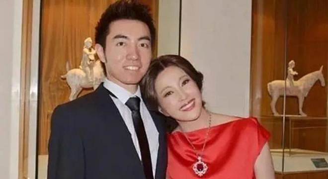刘晓庆穿红裙和小鲜肉依偎在一起!相差几十岁,嫩得如同龄人(组图) - 4