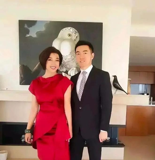 刘晓庆穿红裙和小鲜肉依偎在一起!相差几十岁,嫩得如同龄人(组图) - 2
