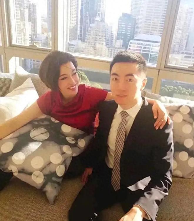 刘晓庆穿红裙和小鲜肉依偎在一起!相差几十岁,嫩得如同龄人(组图) - 1