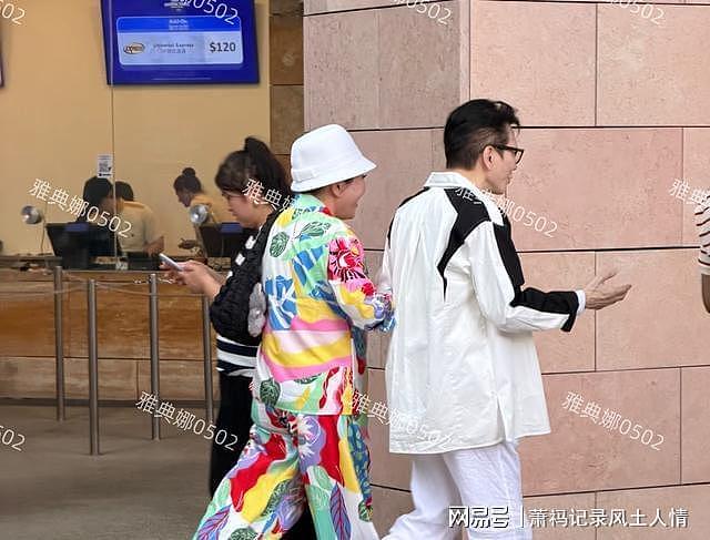 环球影城偶遇向佐一家，郭碧婷又高又白很女神向太打扮鲜艳气场强（组图） - 3