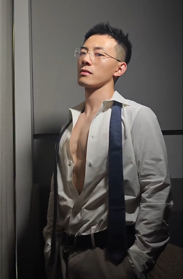 【帅哥】27岁江苏泰州运动博主,宽肩窄腰可狼可苏,线条就是流量,雕刻鲨鱼肌让网友疯狂舔屏(组图) - 3