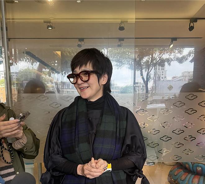 袁惟仁葬礼告别仪式：儿女在灵堂内玩自拍，手拿奶茶微笑拍照（组图） - 13