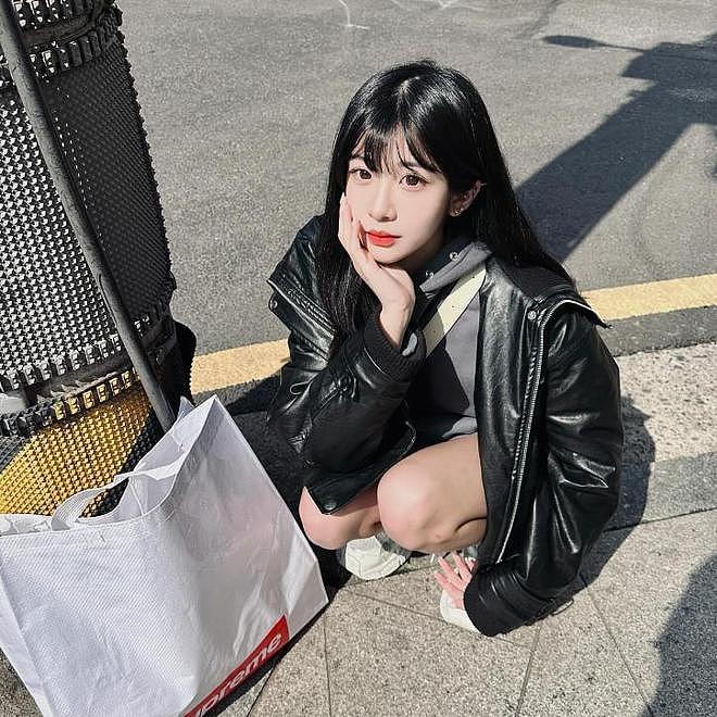 袁惟仁葬礼告别仪式：儿女在灵堂内玩自拍，手拿奶茶微笑拍照（组图） - 10