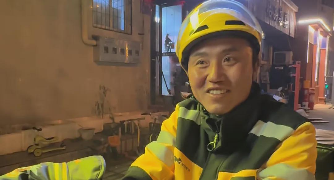 【情感】38岁独腿男子跑外卖成“单王”,要为妻子攒100万元:工资一到就转给她(组图) - 2