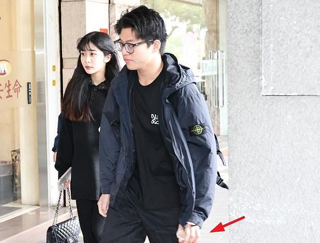 袁惟仁葬礼告别仪式：儿女在灵堂内玩自拍，手拿奶茶微笑拍照（组图） - 3