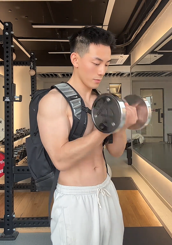 【帅哥】27岁江苏泰州运动博主，宽肩窄腰可狼可苏，线条就是流量，雕刻鲨鱼肌让网友疯狂舔屏（组图） - 4
