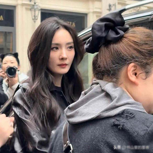 杨幂素颜赶路被拍，瘦得让人认不出，她却早把身体当工具用了（组图） - 2