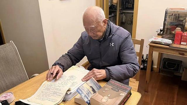98岁大爷在西湖边与外国人飙英语火了:"抓人"也有经验(组图) - 4