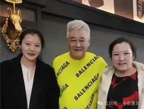 68岁“小品王”美国被偶遇！白发苍苍穿名牌，真实状态曝光（组图） - 3