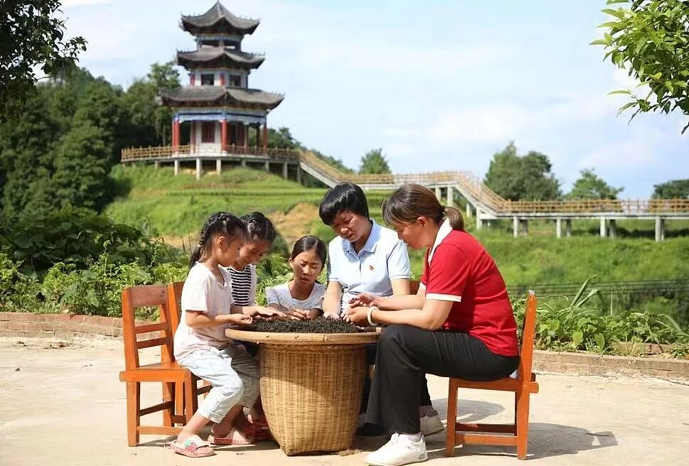 【情感】她是大山的女儿，带领乡亲们致富，丈夫去世前一句话让人泪崩……（组图） - 7