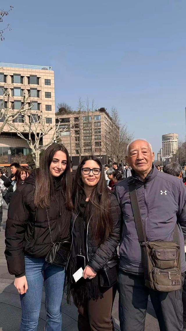 98岁大爷在西湖边与外国人飙英语火了:"抓人"也有经验(组图) - 2