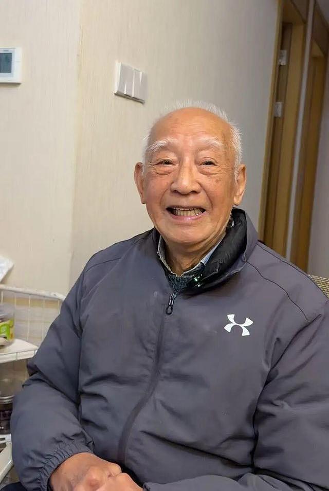 98岁大爷在西湖边与外国人飙英语火了:"抓人"也有经验(组图) - 1