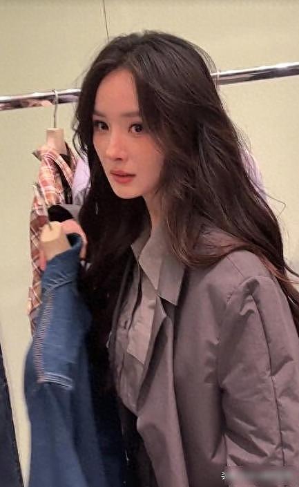 杨幂素颜赶路被拍，瘦得让人认不出，她却早把身体当工具用了（组图） - 4