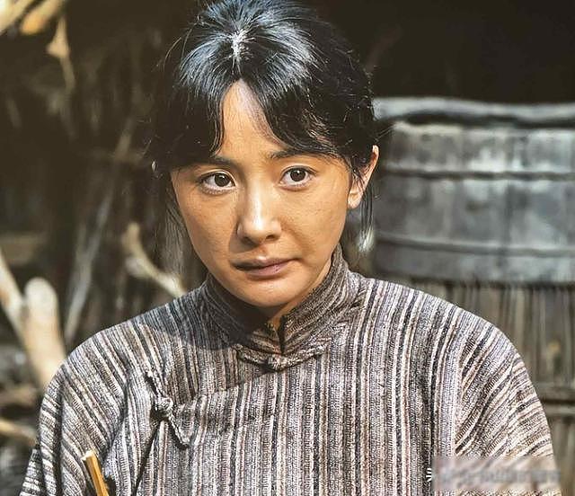 杨幂素颜赶路被拍，瘦得让人认不出，她却早把身体当工具用了（组图） - 1