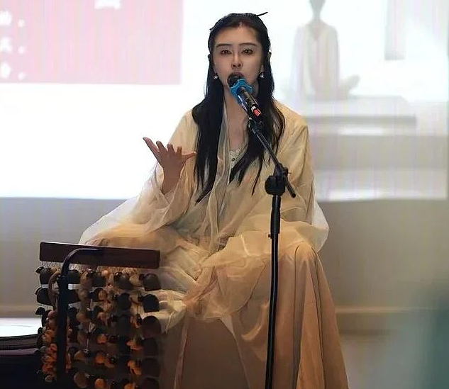 39年后再见聂小倩，王祖贤白衣现身，岁月留痕却难掩风骨（组图） - 1