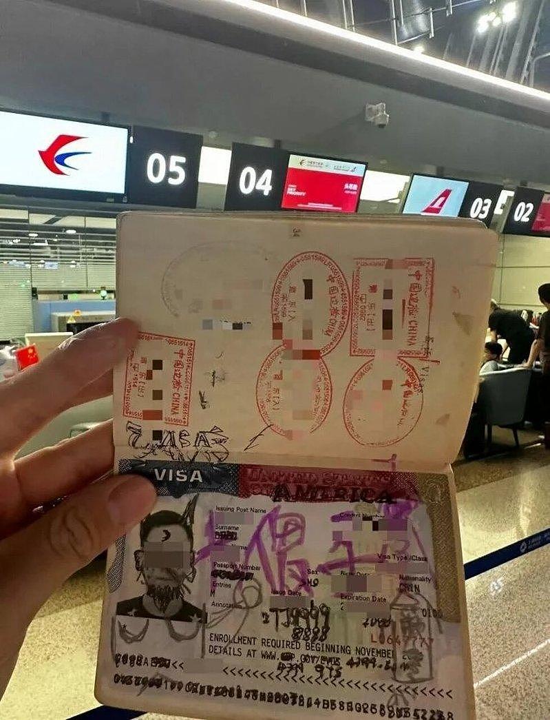 美签遭熊孩子涂鸦，还被写上3个字，中国男子上不了飞机（组图） - 1