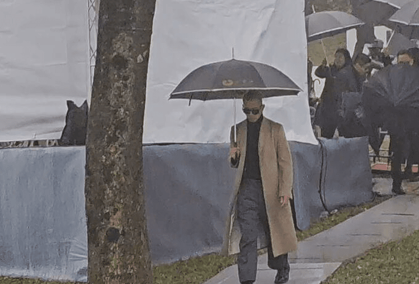 曝具俊晔抱病仍坚持探望!S妈冒雨赴金宝山泪诉:心中苦不堪言(组图) - 1