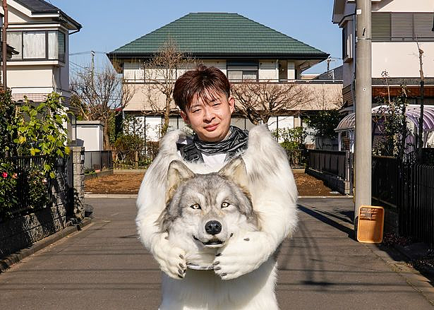 炸裂！日本男子豪掷200万变身巨型牧羊犬，上街找同类社交，结果真狗集体被吓跑！（组图） - 13