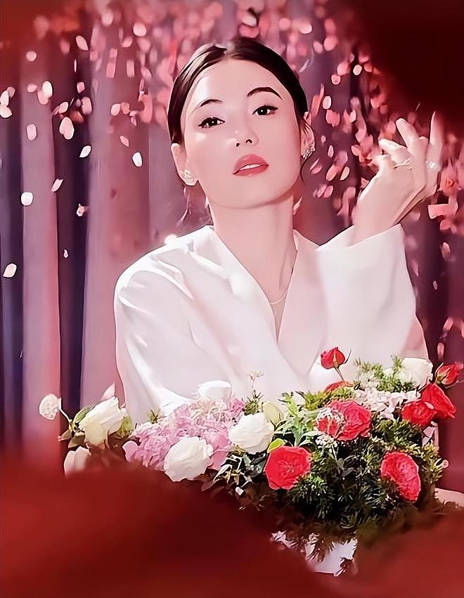 张柏芝在澳洲晒玫瑰花，靠在大儿子身上撒娇，给孩子们做美食（组图） - 1