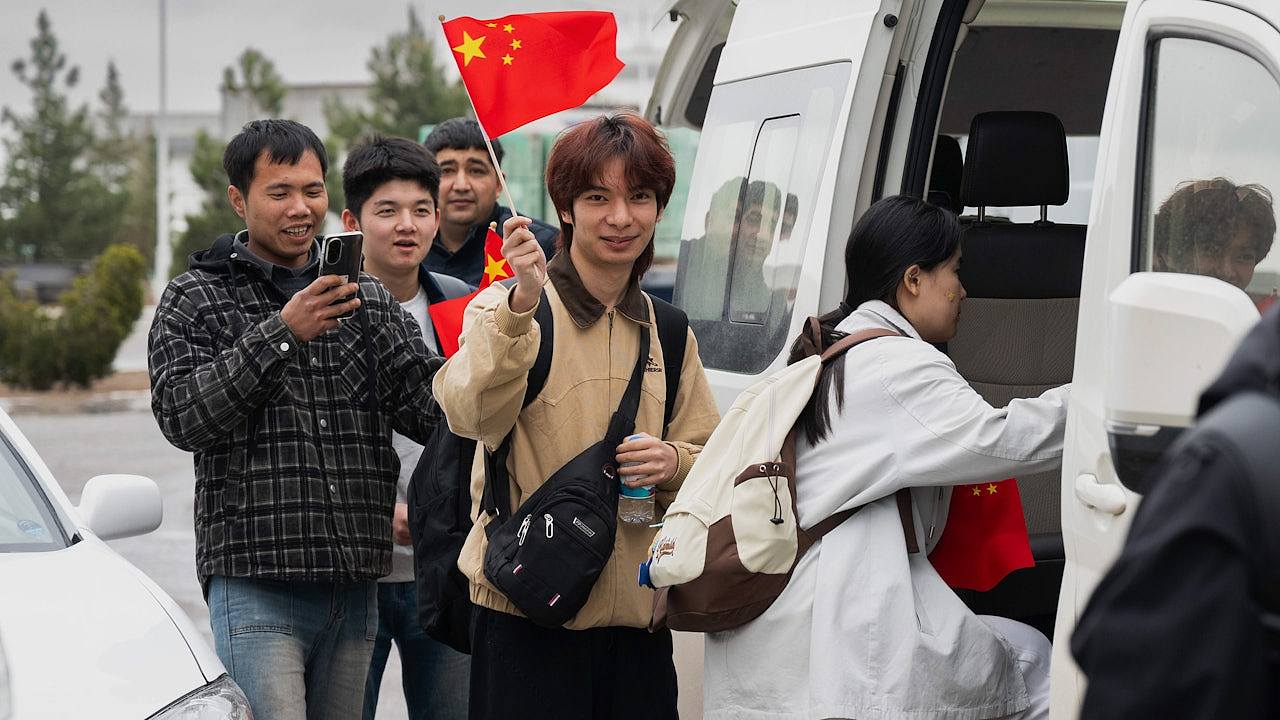 已有600余名中国公民安全撤离！中国大使馆不间断协助（组图） - 1