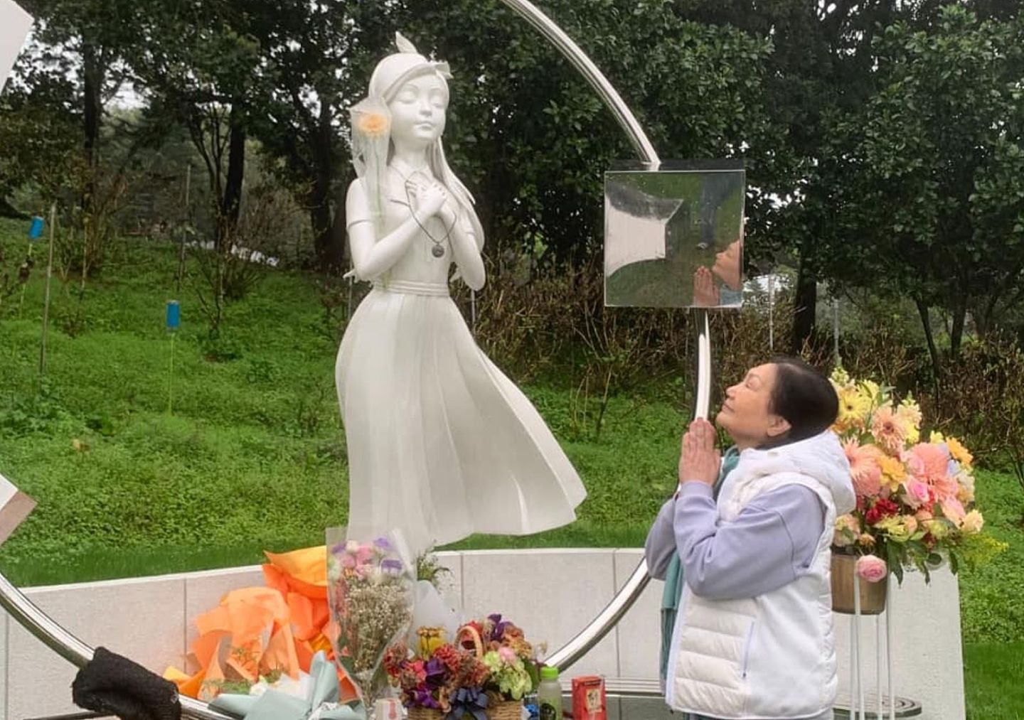 曝具俊晔抱病仍坚持探望!S妈冒雨赴金宝山泪诉:心中苦不堪言(组图) - 2