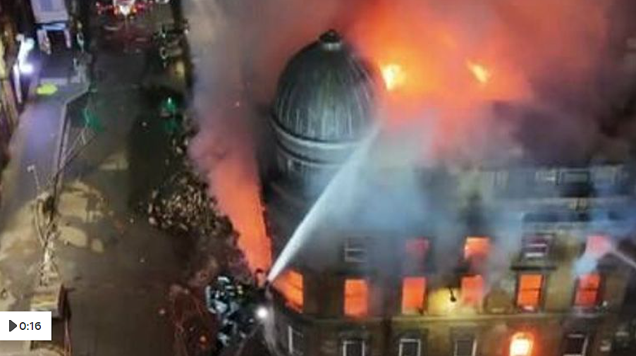 英国地标突发大火坍塌！整整烧了16个小时，交通中断，全面关闭...（组图） - 1