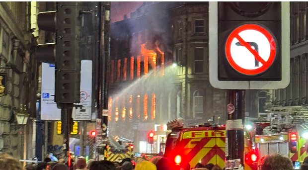 英国地标突发大火坍塌！整整烧了16个小时，交通中断，全面关闭...（组图） - 3