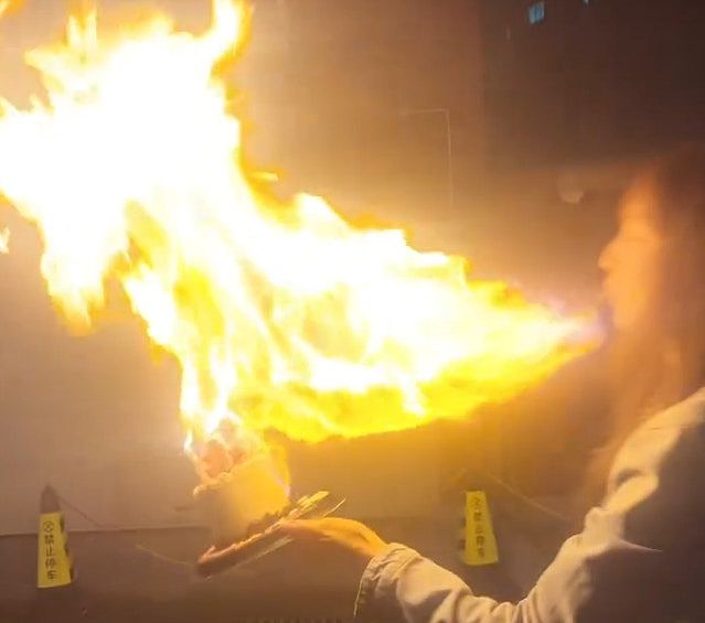 26岁女星模仿“喷火蛋糕”多处烧伤险毁容!批小红书不负责任(视频/组图) - 3