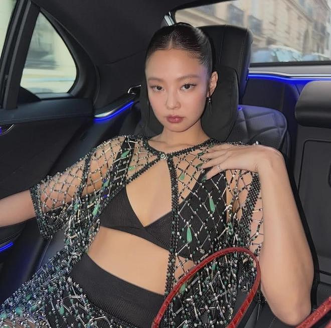 jennie看秀造型翻车！穿镂空透视装太辣眼，为讨好欧美姿态难看（组图） - 24