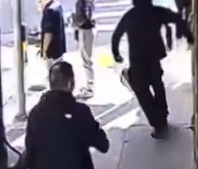 旧金山唐人街突发血案:华人等红灯被捅倒地,旁边店员拿“速冻饺子”救命(组图) - 1