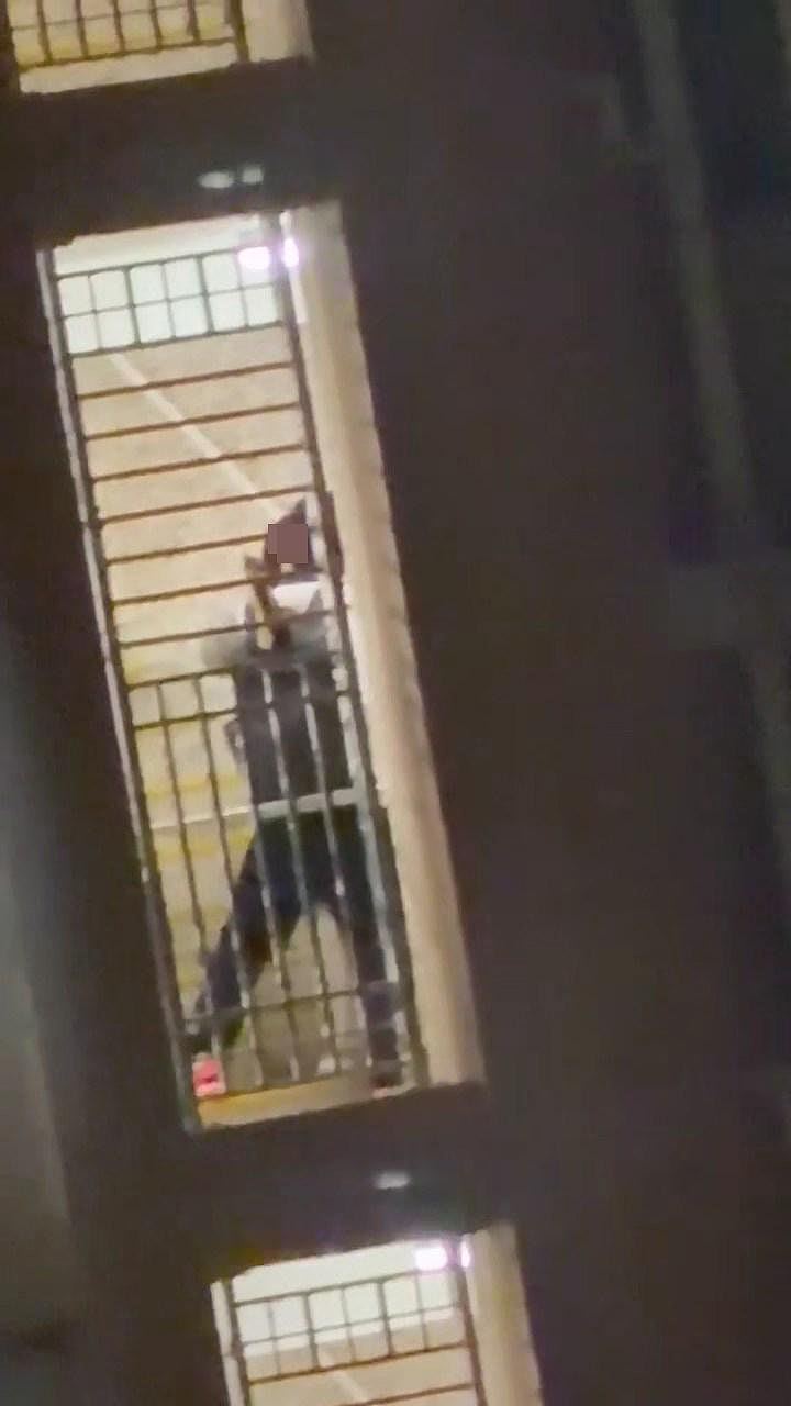 公屋活春宫,男女在楼梯公然口交!女方1动作超狂,目击者爆更震撼内幕(视频/组图) - 8