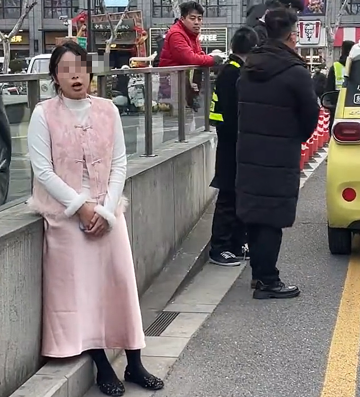 车剐蹭后女生撒泼讹诈被狂扇一掌，现场视频流出看爽了但大哥赔钱赔惨了（视频/组图） - 11