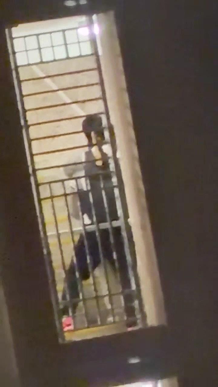 公屋活春宫,男女在楼梯公然口交!女方1动作超狂,目击者爆更震撼内幕(视频/组图) - 7