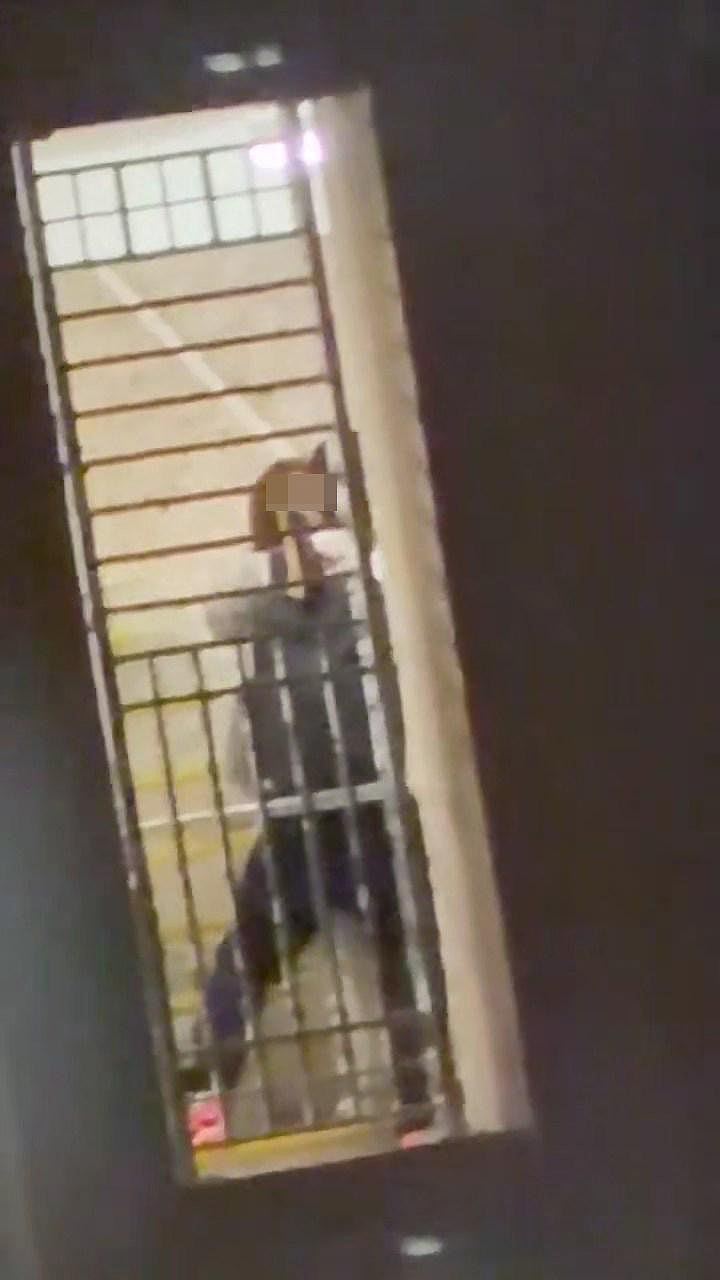 公屋活春宫,男女在楼梯公然口交!女方1动作超狂,目击者爆更震撼内幕(视频/组图) - 9