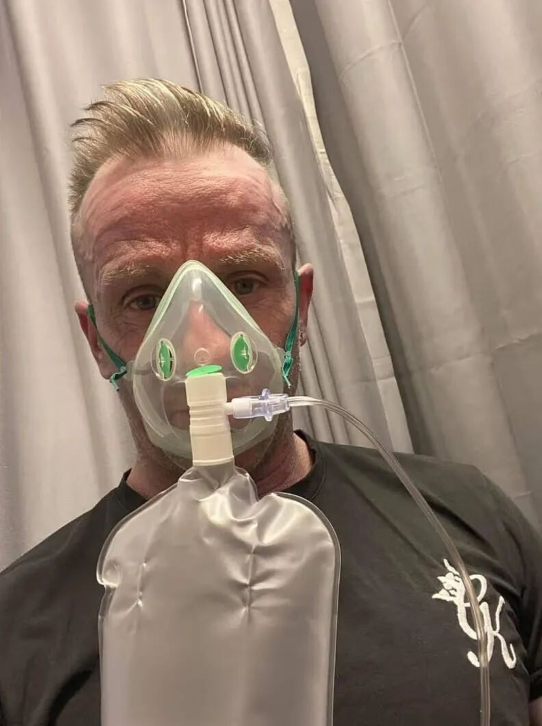 男子一觉醒来全身发蓝，被紧急送医院！结果医生拿酒精一擦，尴尬了…（组图） - 4