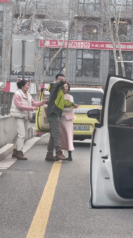 车剐蹭后女生撒泼讹诈被狂扇一掌，现场视频流出看爽了但大哥赔钱赔惨了（视频/组图） - 4