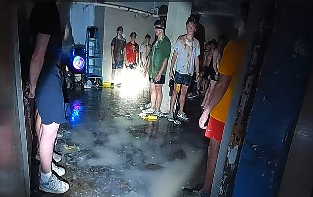 堪比邪教！美国大学兄弟会诡异仪式曝光，56名男生蒙眼站地下室，警方都愣了...（组图） - 2