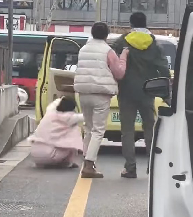 车剐蹭后女生撒泼讹诈被狂扇一掌，现场视频流出看爽了但大哥赔钱赔惨了（视频/组图） - 17