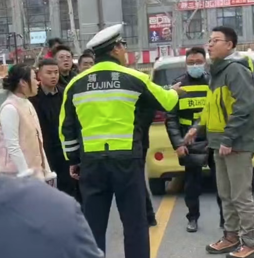 车剐蹭后女生撒泼讹诈被狂扇一掌，现场视频流出看爽了但大哥赔钱赔惨了（视频/组图） - 6
