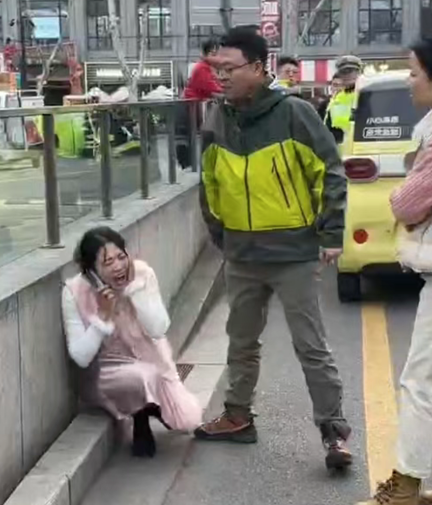 车剐蹭后女生撒泼讹诈被狂扇一掌，现场视频流出看爽了但大哥赔钱赔惨了（视频/组图） - 9
